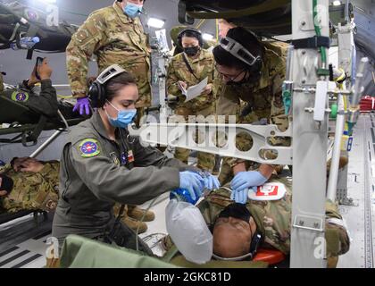 433a evacuazione Aeromedica il personale Squadron risponde a un'emergenza simulata del paziente durante un volo locale KC-46A Pegasus dalla Joint base di San Antonio-Lackland, Texas, 10 marzo 2021. Gli Airmen stavano conducendo una formazione di qualificazione iniziale sul nuovo aeromobile. Foto Stock