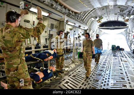 Gli airmen assegnati al 375° Squadron di evacuazione Aeromedica trasferono pazienti simulati su un C-17 Globemaster III durante la bandiera verde Little Rock 21-05 all'aeroporto internazionale di Alexandria, Louisiana, 10 marzo 2021. In qualità di unico esercizio a livello di bandiera accreditato congiuntamente dal comando Air Mobility Command, il GFLR offre ai partecipanti delle unità un programma di addestramento fluido con ogni esercizio personalizzato per soddisfare i requisiti specifici delle unità e alcuni importanti corsi di formazione designati dal comando. Foto Stock