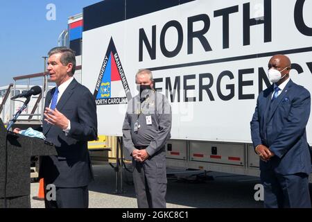 Il governatore della Carolina del Nord Roy Cooper visita il Greensboro Community Vaccination Center, sito nel Four Seasons Town Center di Greensboro, North Carolina, il 9 marzo 2021. Ha incontrato diversi leader e soldati della Guardia Nazionale del North Carolina, altri militari e personale civile che hanno imparato di più sulle cliniche di vaccinazione indoor e drive-thru con la capacità di fornire fino a 3,000 vaccinazioni al giorno. Foto Stock