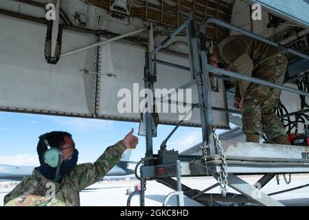 I senior Airmen Robert Wilpitz e Bailey Wood, entrambi i ventottesimi membri dell'equipaggio di carico di Squadron di manutenzione dell'aeromobile, testano la potenza a una baia di armi B-1B Lancer durante l'esercizio della bandiera rossa alla base dell'aeronautica di Nellis, Never, marzo 10 2021. Le esercitazioni della bandiera rossa coinvolgono una varietà di velivoli e di equipaggi degli Stati Uniti e dei relativi alleati. Foto Stock