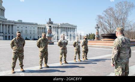 I soldati degli Stati Uniti con la Guardia Nazionale della California si levano in piedi al riposo della parata mentre ascoltano il col. Chris McKinney, Guardia Nazionale del Michigan durante una cerimonia di premio al Campidoglio degli Stati Uniti a Washington, D.C., 10 marzo 2021. Circa 1000 soldati tornarono a casa nel Michigan dopo aver sostenuto l'operazione Capitol Response II su richiesta del National Guard Bureau e della Capitol Police. Foto Stock