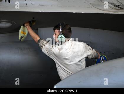 Senior Airman Garion Duty, 310th Aircraft Maintenance Unit Environmental electrician Craftsman, controlla F-16C Fighting Falcon Electrical Components 10 marzo 2021, presso la Luke Air Force base, Arizona. Luke AFB ospita 77 F-16s divisi tra quattro squadroni da caccia. La manutenzione continua garantisce il successo della missione di Luke di addestrare i più grandi piloti da combattimento del mondo e Airmen pronti per il combattimento. Foto Stock