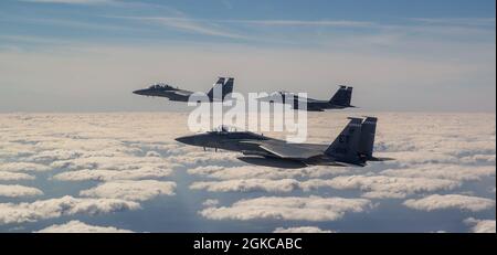 Richard 'Ta' Turner, Commander, 40esimo Flight Test Squadron, e il Lt. Jacob 'Duke' Lindaman, Commander, 85esimo Test & Evaluation Squadron, consegnano il primo F-15EX alla sua nuova stazione di casa, Eglin AFB, Florida, 11 marzo 2021. Il 40esimo FLTS prenderà possesso di EX1 e l'85esimo TES possederà EX2 al suo arrivo, a breve. Gli equipaggi e i tester Squadron lavoreranno insieme per completare contemporaneamente i test combinati di sviluppo e funzionamento. Foto Stock