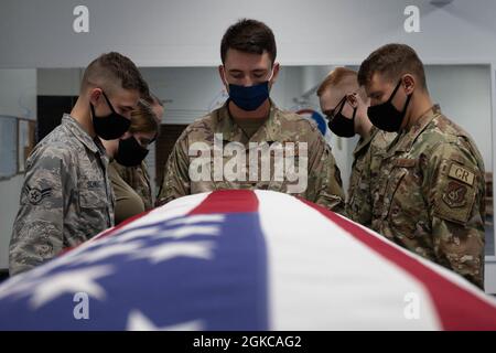 Gli aerei della forza aerea degli Stati Uniti con la base Honor Guard pratica di spostare una bara alla base della forza aerea Andersen, Guam, 11 marzo 2021. I membri della guardia d'onore trasportano la bara dalla cassa al cimitero durante i funerali militari. I membri poi rimuovono la bandiera dalla bara e la piegano dopo che i rubinetti hanno suonato. La bandiera viene quindi presentata al prossimo di kin come simbolo di apprezzamento per il servizio del loro amato. Foto Stock