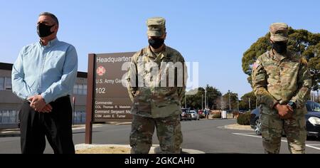 Da sinistra, Steve Niederriter, vice comandante della guarnigione, US Army Garrison Japan; Colon. Thomas Matelski, comandante della USAG Japan; e USAG Japan Command Sgt. Il Major Justin Turner si trova fuori dalla sede centrale di Camp Zama, Giappone, alle 14:46 del 11 marzo, in commemorazione del terremoto di magnitudo 9.0 che ha colpito al largo della costa orientale del Giappone 10 anni fa. Foto Stock