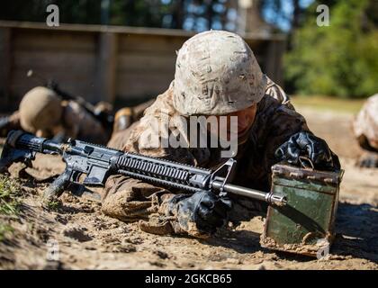 Un reclutamento assegnato a Papa Company, 4° reclutamento addestramento battaglione, basso crawls durante il Crocible su corpo Marino reclutamento Depot Parris Island, South Carolina, 11 marzo 2021. Il crogiolo è un evento culminante che prova recluta mentalmente e fisico ed è il punto finale prima di diventare un marino degli Stati Uniti. Foto Stock