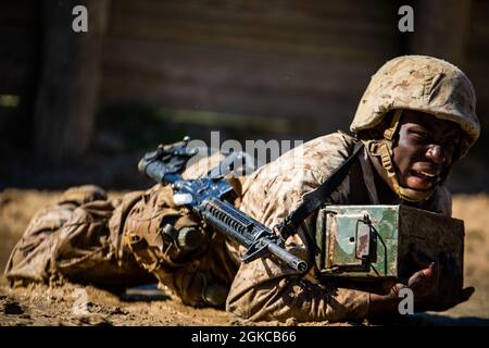 Un reclutamento assegnato a Papa Company, 4° reclutamento addestramento battaglione, basso crawls durante il Crocible su corpo Marino reclutamento Depot Parris Island, South Carolina, 11 marzo 2021. Il Crocibile è un evento culminante che prova reclutare mentalmente e fisicamente ed è il punto finale prima di diventare un marino degli Stati Uniti. Foto Stock