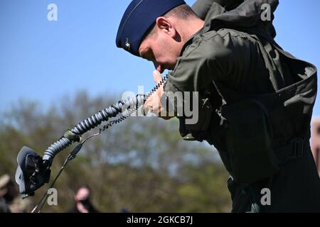 Jon Wheeler, 33th Fighter Wing Commander, mostra i cadetti AFROTC che i vari piloti indossano durante il volo sui campi del campus principale della Florida state University di Tallahassee, Florida, 11 marzo 2021. Wheeler ha dimostrato il processo di un pilota di preparazione prima di un volo per ispirare interesse nei campi di carriera dell'aviazione nell'Air Force. Foto Stock