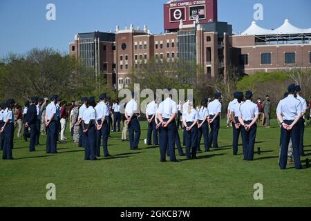 Florida state University AFROTC cadetti assegnati al distaccamento 145 ascoltare briefing dai membri della 33th Fighter Wing sui campi principali del campus della Florida state University a Tallahassee, Florida, 11 marzo 2021. I briefing erano volti ad aumentare la consapevolezza delle potenziali opportunità nell'aviazione militare tra i diversi giovani. Foto Stock