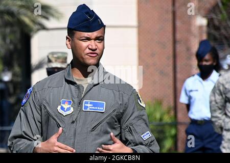 Nicholas Black, 58esimo pilota studente di Fighter Squadron, condivide le sue esperienze personali con i cadetti AFROTC nei campi principali del campus della Florida state University di Tallahassee, Florida, 11 marzo 2021. Black ha collaborato con altri membri della 33th Fighter Wing per informare i potenziali Airmen di prossima generazione sulle opportunità di carriera nel campo dell'aviazione. Foto Stock