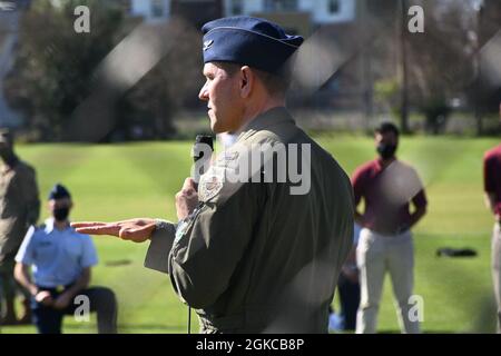 Jon Wheeler, 33th Fighter Wing Commander, briefing AFROTC cadets sui campi principali del campus della Florida state University di Tallahassee, Florida, 11 marzo 2021. Wheeler ha affrontato la necessità di diversificare ulteriormente la forza al fine di ampliare le prospettive e le esperienze per far progredire l'Air Force nella prossima generazione. Foto Stock