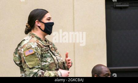 Più di 60 soldati sono venuti a Olive Theatre a Fort Knox, Ky., per partecipare ad una sessione sensing condotta dal Gen. Lt. Gary M. Brito, Army G1 insieme a Sgt. Marco Clark. Brito e Clark hanno affrontato una miriade di argomenti che i membri del servizio hanno chiesto durante la sessione di 90 minuti. Foto Stock