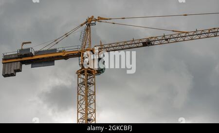 Frammento di una gru a torre funzionante in un cantiere. Foto Stock