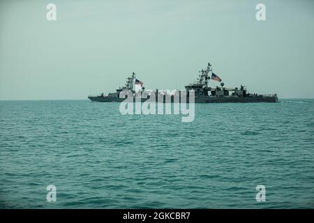 210311-A-IY623-0102 GOLFO ARABICO DEL NORD (11 marzo 2021) - le navi costiere di Patrol USS Chinook (PC 9), Right, e USS Squall (PC 7) transitano nel Golfo Arabico del Nord, marzo 11. Chinook e Squall sono schierati nella 5th Fleet area degli Stati Uniti di operazioni a sostegno delle operazioni navali per garantire la stabilità e la sicurezza marittima nella regione centrale, collegando il Mediterraneo e il pacifico attraverso l'Oceano Indiano occidentale e tre punti critici di chokepoints al libero flusso del commercio globale. Foto Stock