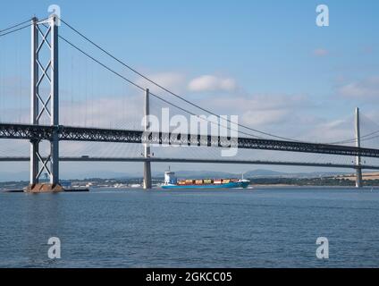 South Queensferry, Edinburgh, Scotland 7 settembre 2021 - Un container che trasporta la nave Anne Sibum passando sotto il Forth Road Bridges in una giornata di sole w Foto Stock