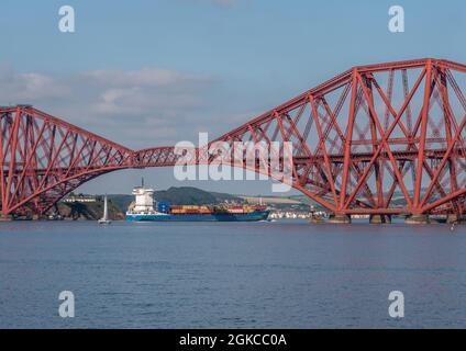 South Queensferry, Edinburgh, Scotland 7 settembre 2021 - Un container che trasporta la nave Anne Sibum passando sotto il Forth Bridge in una giornata di sole con cl Foto Stock