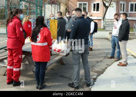 CONSTANTA, Romania — soldati dell'esercito degli Stati Uniti con il team degli affari civili 3231, 432nd Battaglione degli affari civili e la Croce Rossa rumena si preparano ad accogliere i bambini del Little Rotterdam Placement Center qui, marzo 11. La visita all'orfanotrofio contribuisce a rafforzare le relazioni tra partner civili e militari ed estende una mano di aiuto ai cittadini di una nazione ospitante. Foto Stock