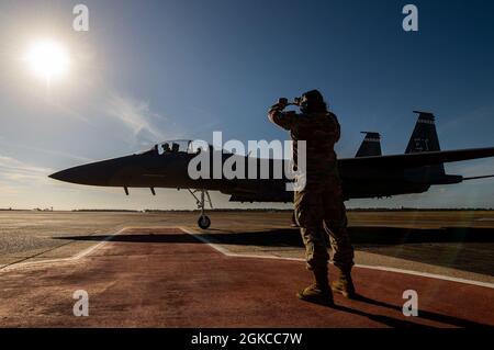 Personale Sgt. Joshua Whitford, 96° Maintenance Group, ha marshallato la F-15EX, il più recente velivolo da caccia dell'Air Force, per una sosta alla base dell'aeronautica Eglin, Florida, nel marzo 11. Il velivolo sarà il primo velivolo dell'Aeronautica militare ad essere testato e messo in campo dall'inizio alla fine attraverso prove combinate di sviluppo e di funzionamento. Il 40esimo Flight Test Squadron e l'85esimo personale di Test e Evaluation Squadron sono responsabili dei test dell'aeromobile. Foto Stock