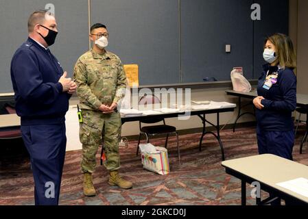 Da sinistra, U.S. Air Force Briga. Il Gen. Patrick M. Kennedy, Assistente Adjutant General-Air, Guardia Nazionale del New Jersey, Capt. Jiahua Ye, membro del 108th Wing Civil Engineer Squadron, E Sherrie Bragg, MSN, RN, direttore della cura ambulatoriale presso l'AtlantiCare Regional Health System, parlano della NJ Airmen che sostiene il COVID-19 Atlantic County Vaccination Mega-Site a Atlantic City, N.J., 11 marzo 2021. I Citizen-Airmen stanno assistendo nello screening della temperatura, registrando e guidando le persone attraverso le varie stazioni, e monitorando le persone dopo aver ricevuto le vaccinazioni. Foto Stock