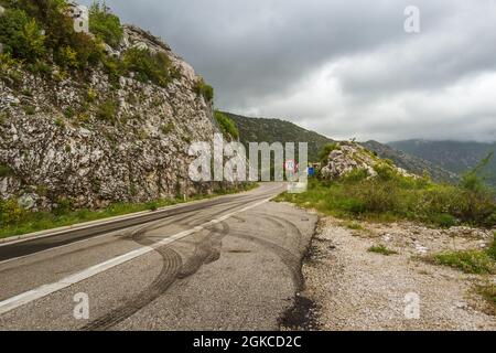 Paesaggio di strada di montagna preso in Montenegro al di fuori della città di Cattaro. Nessuna gente Foto Stock
