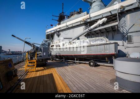 Captain’s Gig on the USS New Jersey (BB-62), Battleship New Jersey Museum & Memorial, ormeggiato a Camden, N.J., 11 marzo 2021. La USS New Jersey, una corazzata da 45,000 tonnellate di classe Iowa, fu costruita presso il Philadelphia Navy Yard, Pennsylvania. Fu commissionata nel maggio 1943 e servita nel Pacifico durante la seconda guerra mondiale Il New Jersey è stato rimesso in servizio nel novembre 1950 per la Guerra di Corea e ha servito due tour di combattimento. La USS New Jersey è stata ricordata al dovere durante la guerra del Vietnam e rimessa in servizio nell'aprile 1968. Da allora fino ad aprile 1969, il New Jersey ha condotto frequenti bombardamenti lungo il sud di Vietna Foto Stock