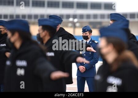 Freshmen, o 'quattro gradi,' cadetti partecipano agli eventi di riconoscimento alla U.S. Air Force Academy, 13 marzo 2021. I cadetti, tutti i membri della Classe dell'Accademia del 2024, hanno completato il riconoscimento -- una valutazione multi-day, delle abilità militari e della leadership personale. (Foto Air Force/Capt Chris Merian) Foto Stock