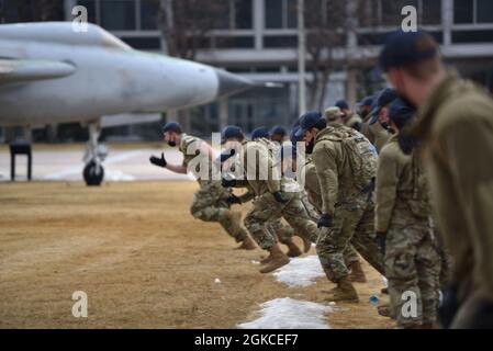 Freshmen, o 'quattro gradi,' cadetti partecipano agli eventi di riconoscimento alla U.S. Air Force Academy, 13 marzo 2021. I cadetti, tutti i membri della Classe dell'Accademia del 2024, hanno completato il riconoscimento -- una valutazione multi-day, delle abilità militari e della leadership personale. (Foto Air Force/Capt Chris Merian) Foto Stock