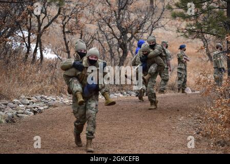 Freshmen, o 'quattro gradi,' cadetti partecipano agli eventi di riconoscimento alla U.S. Air Force Academy, 13 marzo 2021. I cadetti, tutti i membri della Classe dell'Accademia del 2024, hanno completato il riconoscimento -- una valutazione multi-day, delle abilità militari e della leadership personale. (Foto Air Force/Capt Chris Merian) Foto Stock