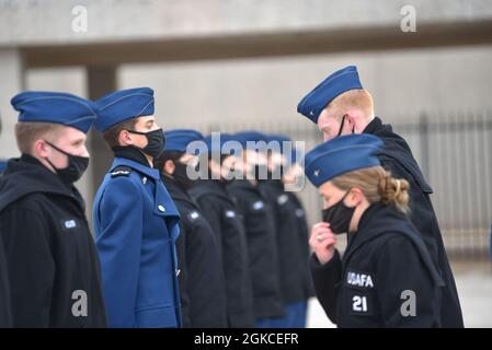 Freshmen, o 'quattro gradi,' cadetti partecipano agli eventi di riconoscimento alla U.S. Air Force Academy, 13 marzo 2021. I cadetti, tutti i membri della Classe dell'Accademia del 2024, hanno completato il riconoscimento -- una valutazione multi-day, delle abilità militari e della leadership personale. (Foto Air Force/Capt Chris Merian) Foto Stock