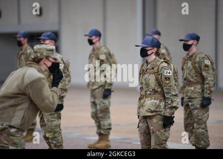 Freshmen, o 'quattro gradi,' cadetti partecipano agli eventi di riconoscimento alla U.S. Air Force Academy, 13 marzo 2021. I cadetti, tutti i membri della Classe dell'Accademia del 2024, hanno completato il riconoscimento -- una valutazione multi-day, delle abilità militari e della leadership personale. (Foto Air Force/Capt Chris Merian) Foto Stock