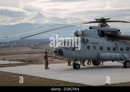 Elicotteri provenienti dagli Stati Uniti e dalla Croazia sono stati esposti per i soldati della forza del Kosovo provenienti dal comando regionale Est a Camp Bondsteel, Kosovo, il 12 marzo 2021. Task Force Aviation ha ospitato un'esposizione aerea per dare ai soldati l'opportunità di vedere diverse strutture aeree che contribuiscono a un ambiente sicuro e sicuro in Kosovo. Foto Stock