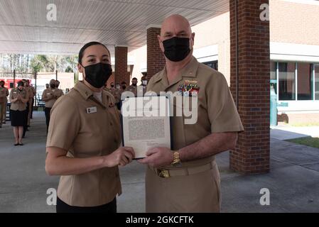 Il capitano Stephen Douglas Stephens, comandante della clinica navale di salute Cherry Point, riconosce l'Hospitalman Frances Hutton, di sinistra, per la sua eccellenza mentre servisse a bordo della clinica durante una cerimonia tenutasi venerdì 12 marzo 2021. Foto Stock