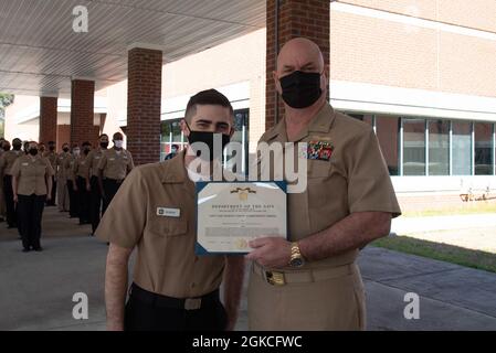 Il capitano Stephen Douglas Stephens, comandante della clinica navale di salute Cherry Point, riconosce l'Hospitalman Maxton Mumaw di Temucla, California con la medaglia di conquista della marina e del corpo marino durante una cerimonia a bordo della clinica durante una cerimonia tenuta venerdì 12 marzo 2021. Foto Stock