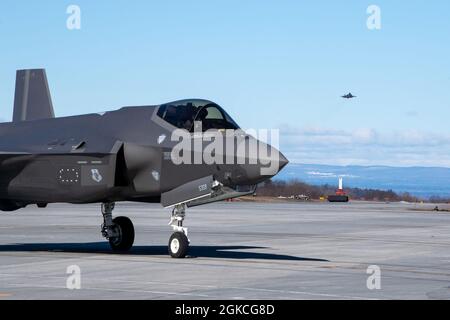 Major Howard “Cash” Shaner, F-35A il pilota Lightning II assegnato al 134th Fighter Squadron, Guardia Nazionale aerea del Vermont, decollo durante un esercizio di addestramento di routine presso la base della Guardia Nazionale aerea del Vermont, South Burlington, Vermont, 12 marzo 2021. Shaner è il primo pilota della Air National Guard F-35 a laurearsi alla U.S. Air Force Weapons School, altamente competitiva. Foto Stock