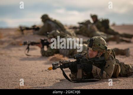 I soldati della Guardia Nazionale dell'Esercito di Washington, assegnati alla Alpha Company, 3° Battaglione, 161° reggimento di fanteria 'Dark Rifles', 81st Stryker Brigade Combat Team, si accingono al loro convoglio mentre si trovano nella "The Box" presso il National Training Center di Fort Irwin, California, il 12 marzo 2021. Questo è il primo giorno di una rotazione di formazione di due settimane in preparazione per lo spiegamento in Polonia questa primavera, a sostegno della forza multinazionale Enhanced Forward Presence. Foto Stock