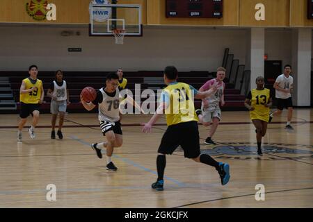 CAMP HUMPHREYS, Repubblica di Corea - Un soldato assegnato alla 2a Divisione di fanteria Sogade sostenimento tenta di passare contro la squadra di comando di Gestione installazioni durante il torneo di basket Better Opportunities for Single Soldiers Madness qui, marzo 13. Il TORNEO DI basket A doppia eliminazione DEL BOSS Madness promosse l'inclusione, la cooperazione e la competizione tra quattro brigate, la prima brigata di segnale, la 65esima brigata medica, il comando di gestione delle installazioni, e la seconda brigata di sostegno della divisione di fanteria qui, marzo 13. Squadre composte da due soldati maschi, due soldati femmine, Foto Stock