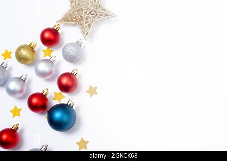 Composizione di baubles con stelle a forma di albero di natale e spazio copia su sfondo bianco Foto Stock