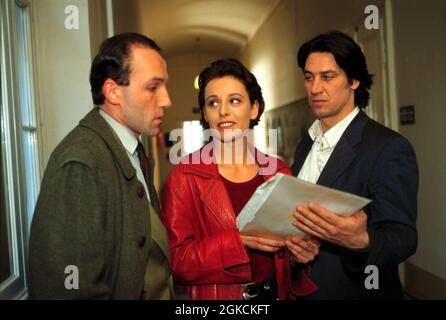 Kommissar Rex, SAT1 TV Krimi-Serie, 1995, Folge: Die blinde Zeugin, Szene: KARL MARKOVICS als Ernst Stockinger, DANIELA GÄTS als Sonja Koller, TOBIAS MORETTI als Richie Moser. Kommissar Rex, SAT1 TV Crime series, 1995, episodio: Blinde Zeugin, scena: Karl Markovics, Daniela Gaets, Tobis Moretti. Foto Stock