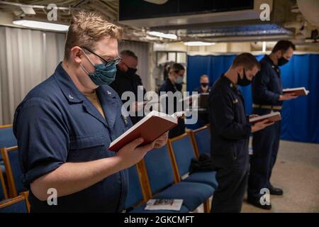 210314-N-PC065-1002 OCEANO ATLANTICO (14 marzo 2021) i marinai assegnati alla nave portuale di trasporto anfibio di classe San Antonio USS Arlington (LPD 24) praticano la loro fede religiosa mentre sono in corso, 14 marzo 2021. Arlington è in corso nell'Oceano Atlantico. Foto Stock