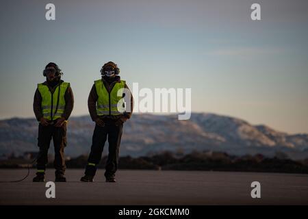 Due capi di equipaggio assegnati alla 9° Bomb Squadron Expeditionary aspettano di condurre un rifornimento hot-pit di un B-1B Lancer alla stazione dell'aeronautica di Ørland, Norvegia, 14 marzo 2021. Quattro B-1 e circa 200 Airmen hanno implementato il 9° EBS a supporto di un'implementazione della Bomber Task Force Europe. Foto Stock