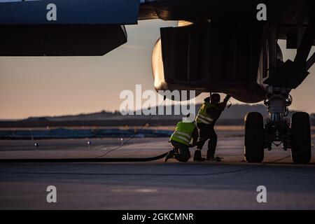 Due capi di equipaggio assegnati al 9° Squadrone della Bomba di spedizione conducono un rifornimento di hot-pit di un B-1B Lancer alla stazione dell'aeronautica di Ørland, Norvegia, 14 marzo 2021. I rifornimenti hot-pit consentono ai bombardieri di essere rifornito dopo l'atterraggio in qualsiasi campo aereo in grado di sostenere l'aeromobile. Foto Stock