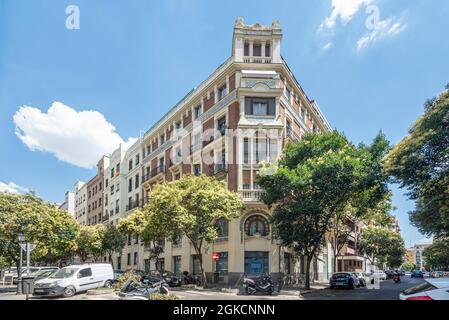 Architettura nel centro di Madrid in una calda giornata estiva. Edifici rappresentativi e veicoli parcheggiati. Foto Stock