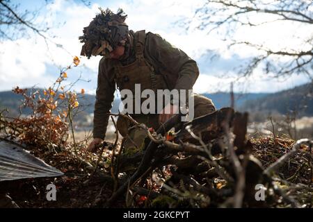 Un paracadutista francese assegnato all'ottavo Regiment Parachutiste D'Infanterie de Marine, 11 Brigade Parachutiste si prepara alla battaglia finale come parte dell'esercizio Rock Topside II presso il Joint Multinational Readiness Centre di Hohenfels, Germania, il 11 marzo 2021. Il Joint Multinational Readiness Center ospita una serie di esercizi ed eventi durante tutto l'anno per i soldati statunitensi, così come per i partner e gli alleati della NATO, fornendo risorse ai soldati per mantenere la preparazione in un ambiente di formazione multinazionale. Foto Stock