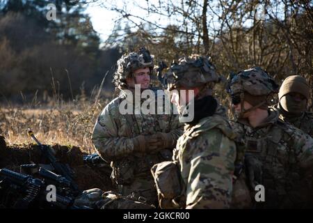 I paracadutisti dell'esercito degli Stati Uniti hanno assegnato al 2° Battaglione, 503° Parachute Infantry Regiment, 173° Brigata Airborne fanno una breve pausa mentre scavano foxholes in preparazione alla battaglia finale come parte dell'esercizio Rock Topside II presso il Joint Multinational Readiness Center di Hohenfels, Germania, il 11 marzo 2021. Il Joint Multinational Readiness Center ospita una serie di esercizi ed eventi durante tutto l'anno per i soldati statunitensi, così come per i partner e gli alleati della NATO, fornendo risorse ai soldati per mantenere la preparazione in un ambiente di formazione multinazionale. Foto Stock