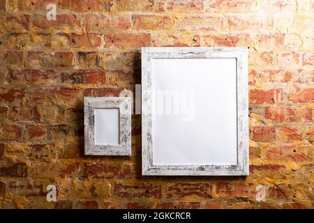 Composizione di cartoncini bianchi in cornici con spazio di copia e  decorazioni su muro di mattoni Foto stock - Alamy