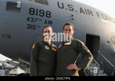 L'Aeronautica militare statunitense i Lt. Mia Ahner e il Capitano Sofia Schmidt posano di fronte a un C-17 Globemaster III alla Joint base Charleston, S.C. il 15 marzo 2021. La 437a Ala Airlift ha tenuto un volo incentivo per le donne in tutti i campi di carriera alla Joint base Charleston per celebrare il mese della storia delle donne. Foto Stock