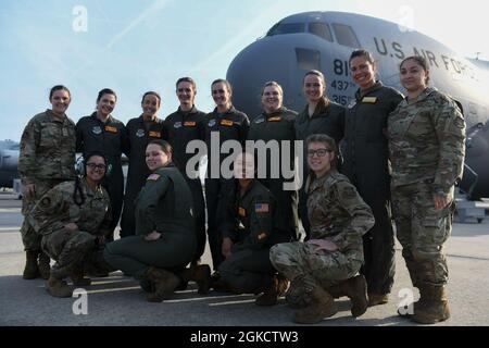 Il personale di bordo del 16° Squadrone Airlift e i capi di equipaggio del 437° Squadrone Maintenance pongono di fronte a un C-17 Globemaster III 15 marzo 2021 presso la Joint base Charleston, S.C. la 437a Ala Airlift ha tenuto un volo di incentivazione per le donne in tutti i campi di carriera a Joint base Charleston per celebrare il mese della storia delle donne. Foto Stock