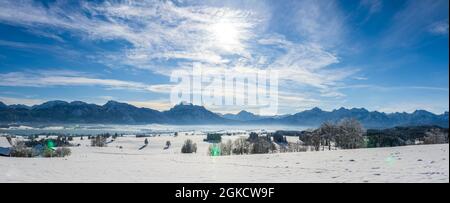 Paesaggio panoramico nella regione di Allgaeu in Baviera in inverno Foto Stock