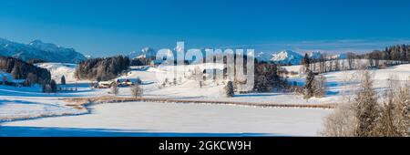 Paesaggio panoramico nella regione di Allgaeu in Baviera in inverno Foto Stock