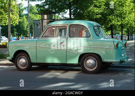 Splendidamente restaurato vecchio verde Trabant 500 dalla sinistra Foto Stock